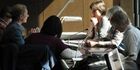 Menschen arbeiten am Tisch